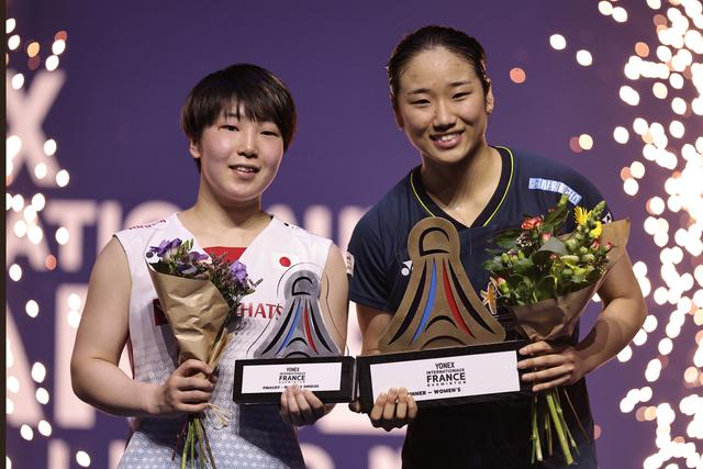 3月10日，安洗莹（右）与山口茜在颁奖仪式上合影。 新华社发（奥雷利安·莫里萨尔摄）