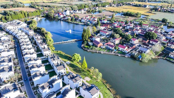 铜陵市义安区犁桥村。犁桥村与景区犁桥水镇相融，形成了别具特色的乡村景点，吸引了众多人打卡。陈晨摄