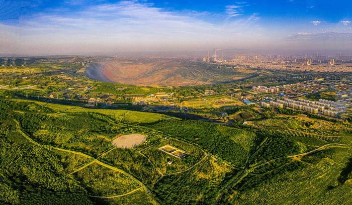 阜新市高德矸石山由喷烟冒火的“火焰山”，变成休闲公园  孙光辉 摄