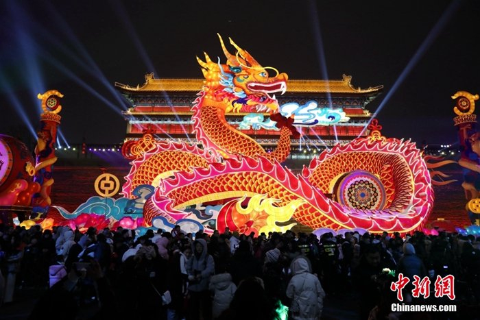   资料图：西安城墙新春灯会展出的巨型龙灯。中新社记者 张远 摄