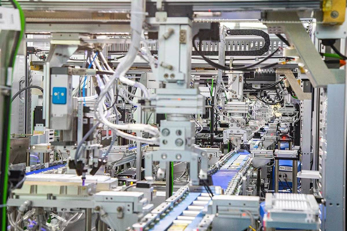 湖北首条规模化国产光纤激光器自动化生产线在黄石投产。（湖北日报全媒记者 薛婷 摄）