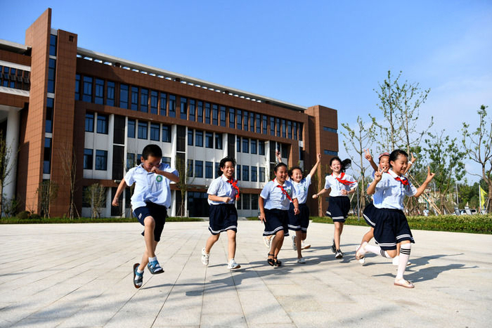   2020年8月31日，安徽省合肥市肥西县花岗学区中心学校新校区学生在校园里活动。新华社记者 刘军喜 摄