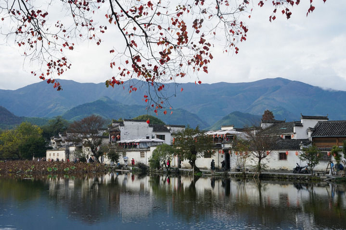   2022年11月23日，安徽省黄山市黟县宏村景色。新华社记者 杜宇 摄