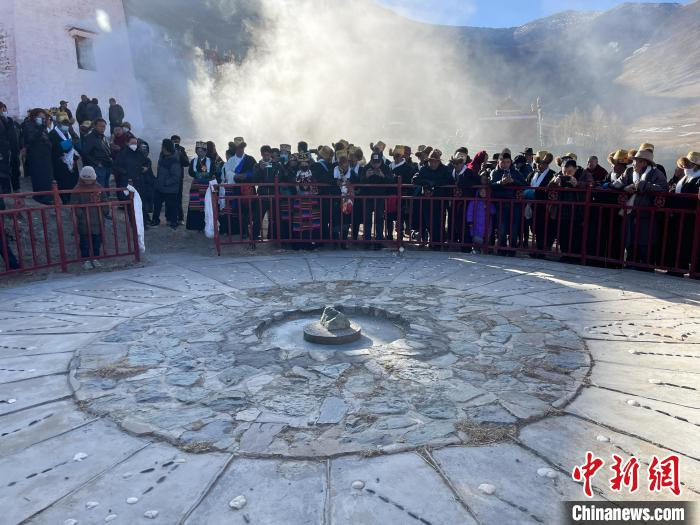  3月9日，西藏拉萨市达普天文观测台，阳光透过测光楼照射到天文台中央的测光石上。中新社记者 赵朗 摄