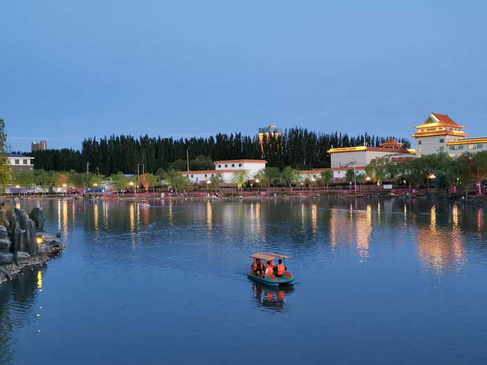 玉门市玉泽湖公园内市民泛舟湖上。新甘肃·甘肃日报记者 蔡文正 摄