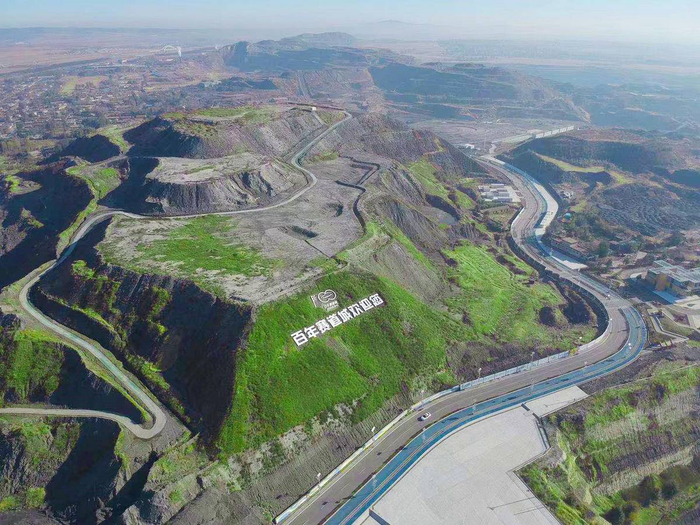在废弃矿坑上建起的阜新百年国际赛道城。阜新市委宣传部供图