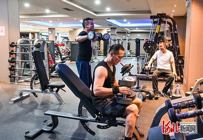 3月8日，石家庄市民在万拓体育恒大华府店内健身。 河北日报记者耿辉摄