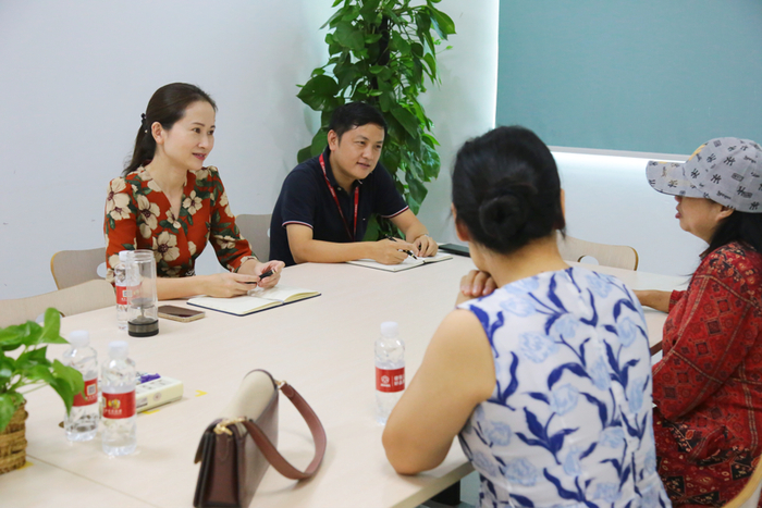 高芬芬（左一）为女性创业者提供创业指导。高芬芬三八红旗手工作室供图