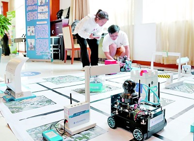 上海电子信息职业技术学院的师生展示智能机器人创新开发项目。 新华社发