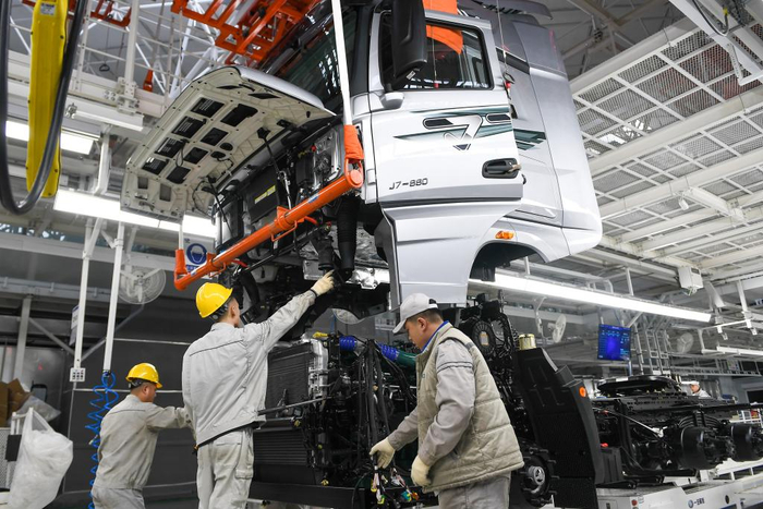 2024年2月19日,工人在位于吉林省长春市的一汽解放j7整车智能工厂装配