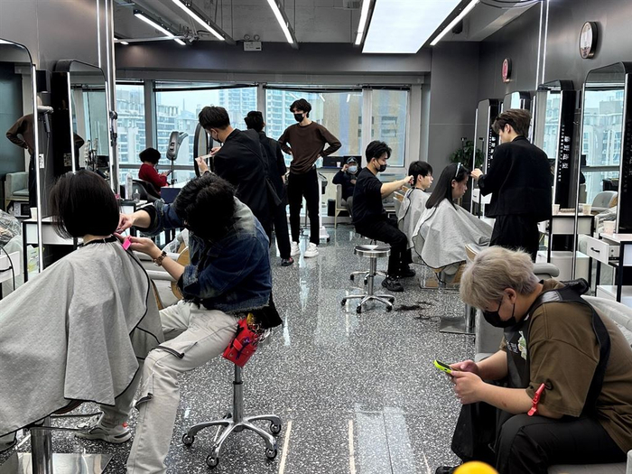 ▲二月二“龙抬头”，理发店生意火热。图源：受访者供图