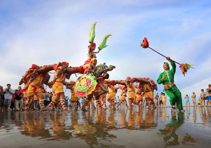 东海岛人龙舞 马英英 摄