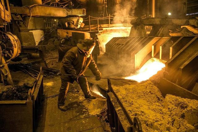 ▲Metinvest集团一处钢铁生产车间。图据视觉中国