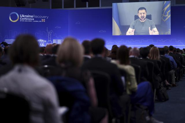 ▲乌克兰总统泽连斯基通过视频出席乌克兰重建会议。图据视觉中国