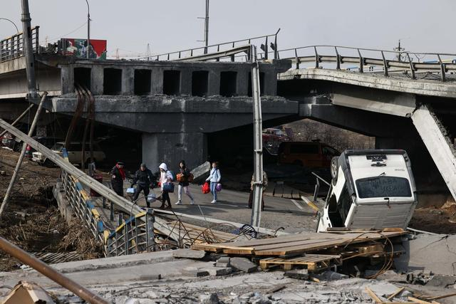 ▲土官员称，土耳其企业已拿下基辅西北部伊尔平市的桥梁重建工作。图据视觉中国