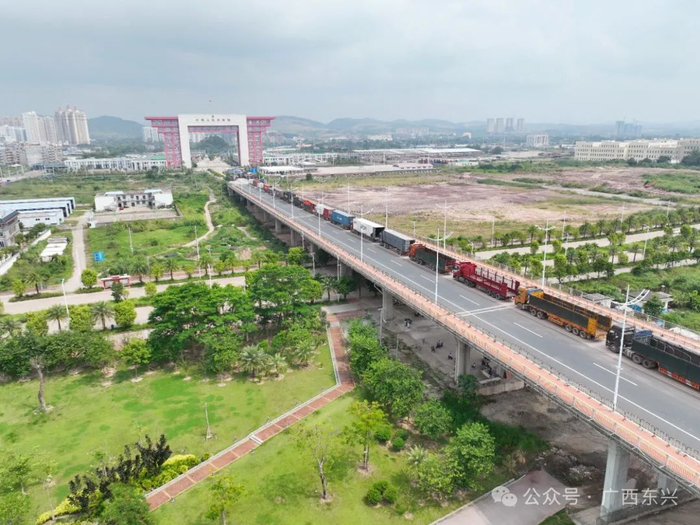 货车正有序通过东兴口岸二桥。黄锦新 摄