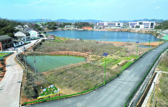 赫山区泥江口镇将废弃矿坑打造成天目湖游园.吴胜琳摄