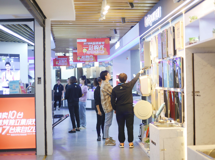 顾客正在选购家电