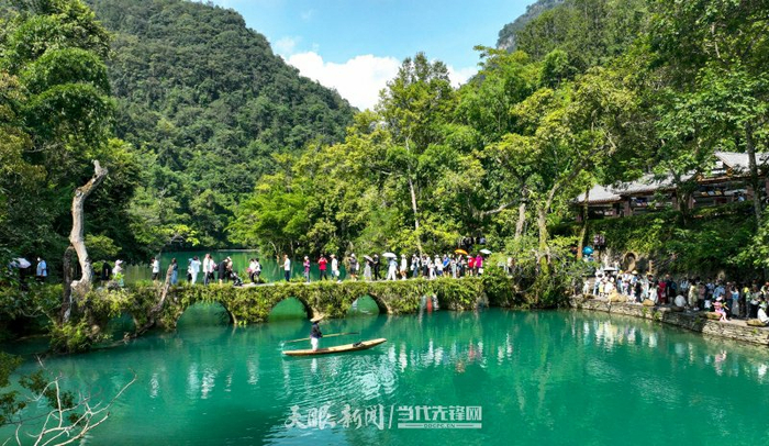 游客在荔波县小七孔景区观光游玩。袁福洪 摄