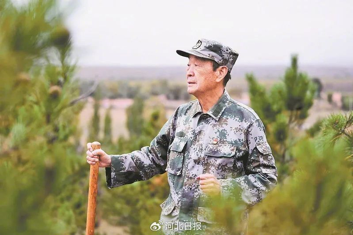 “绿化将军”张连印在劳动中。（资料图）