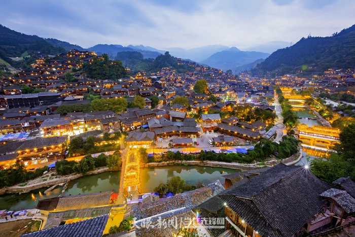 西江千户苗寨夜景。朱进 摄