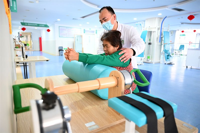 2023年12月27日，老人在保定市白沟新城京南康养中心进行康复训练。 新华社记者 金良快摄