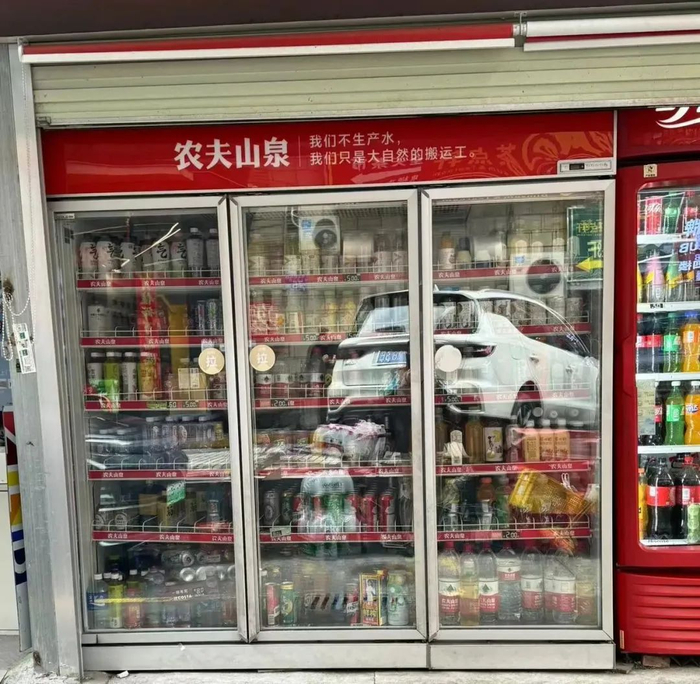 ▲农夫山泉专柜并未受到舆论影响，正常营业