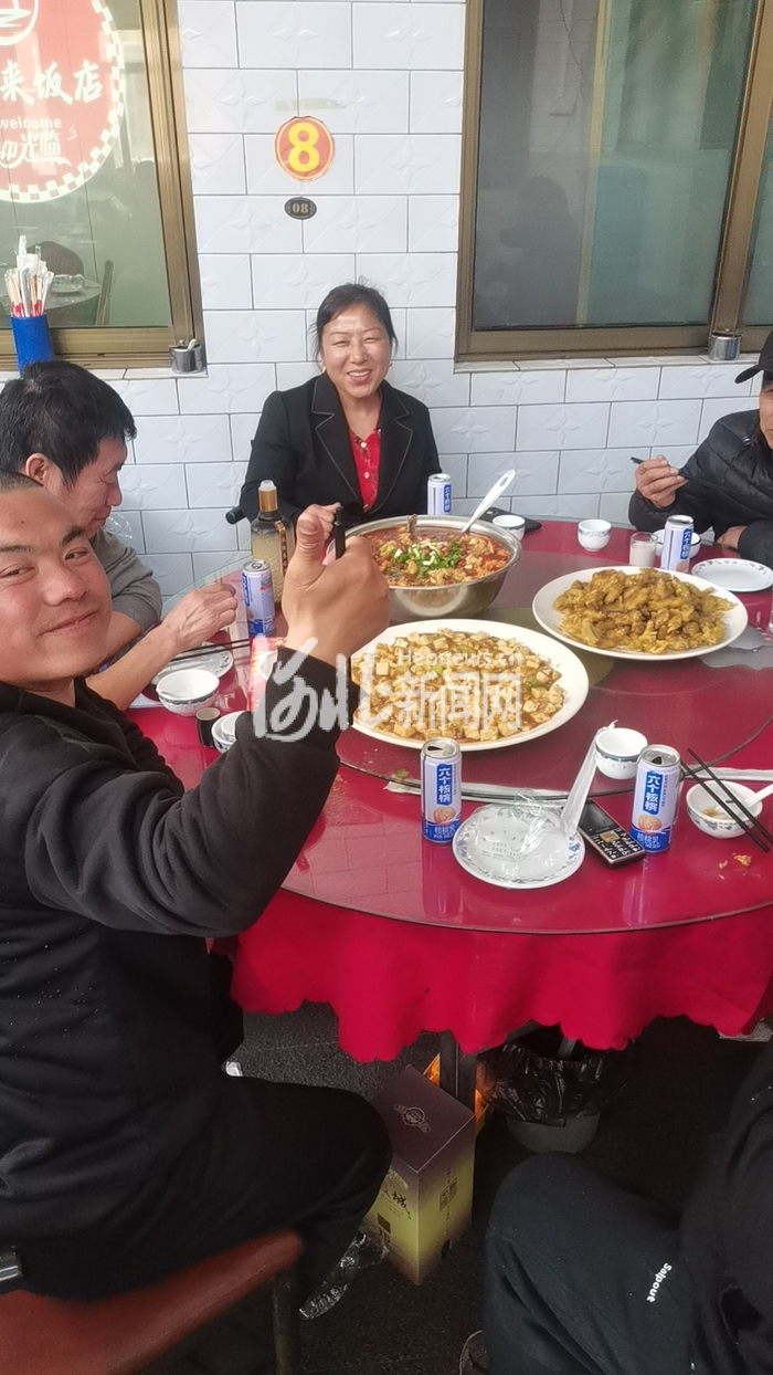 顾客在好再来饭店吃饭。（好再来饭店/供图）