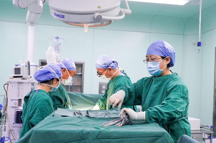   在吉林省长春市儿童医院，护士王晓杰（右一）在手术室协助医生对患儿进行手术（2023年5月10日摄）。新华社记者 颜麟蕴 摄