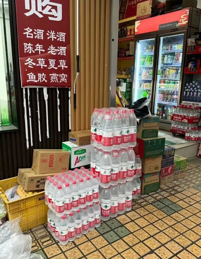 ▲广州街头商家仍将农夫山泉摆在显眼处销售