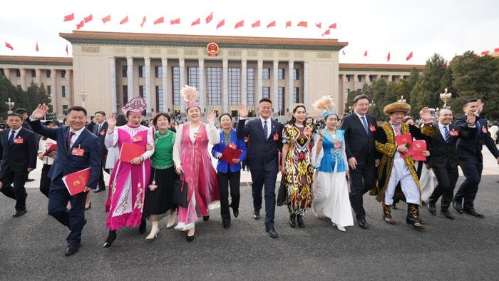 3月11日，第十四届全国人民代表大会第二次会议在北京人民大会堂举行闭幕会。这是闭幕会后，代表们走出人民大会堂。新华社记者 王建华 摄