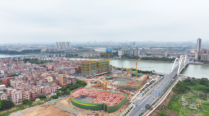 ▲新洪梅中学建在梅沙大桥边上，和东莞西站隔江相望（3月6日摄）