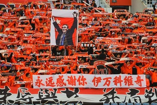 3月6日，山东济南，本赛季亚冠1/4决赛，山东球迷向曾执教山东鲁能队的国足新帅伊万科维奇致敬。视觉中国供图