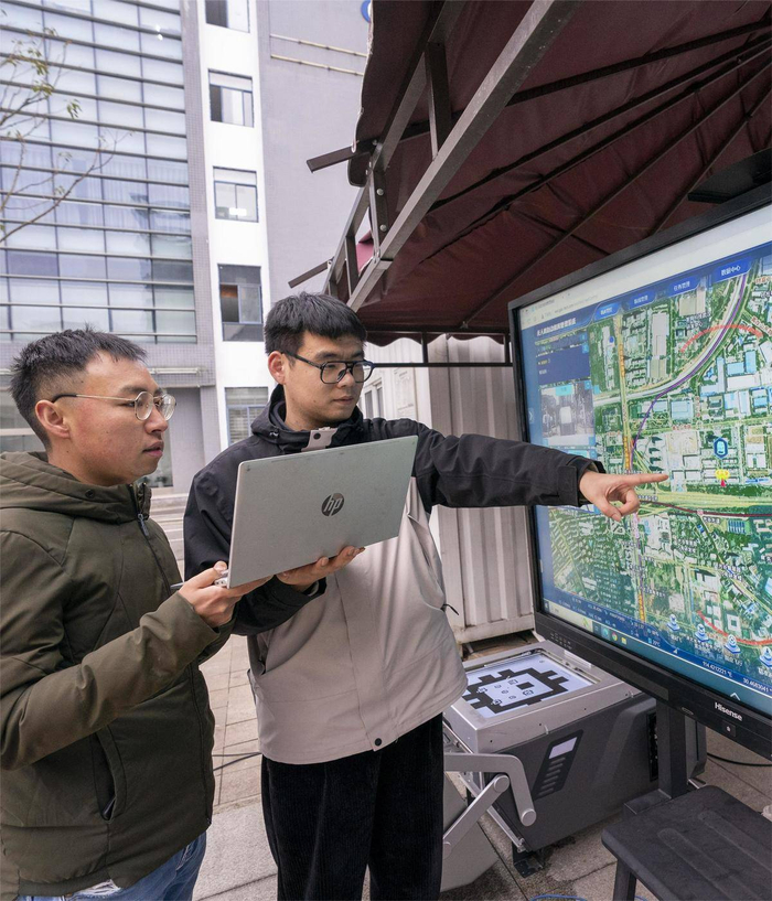 图为普宙科技技术人员在测试无人机和智能机巢。（湖北日报全媒记者 魏铼 摄）