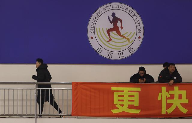 3月12日，浙江选手王彦博（左一）在男子七项全能比赛前热身。新华社记者 廖宇杰 摄