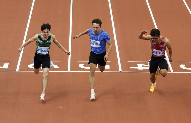 3月12日，江苏选手陆伟一（左）在男子60米决赛中。他以6秒69的成绩获得冠军。新华社记者 廖宇杰 摄