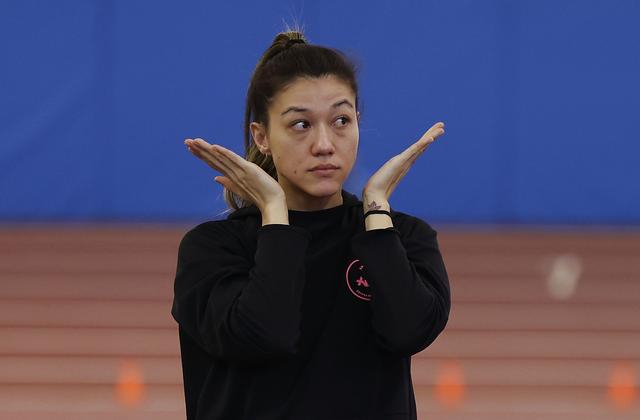 3月12日，山西选手郑妮娜力在女子跳高决赛中热身。她以1米75的成绩获得并列第四名。新华社记者 廖宇杰 摄