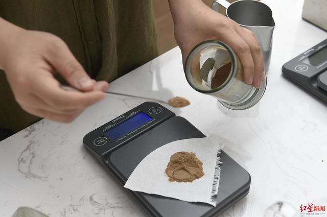 ▲对中药咖啡进行调配 资料配图