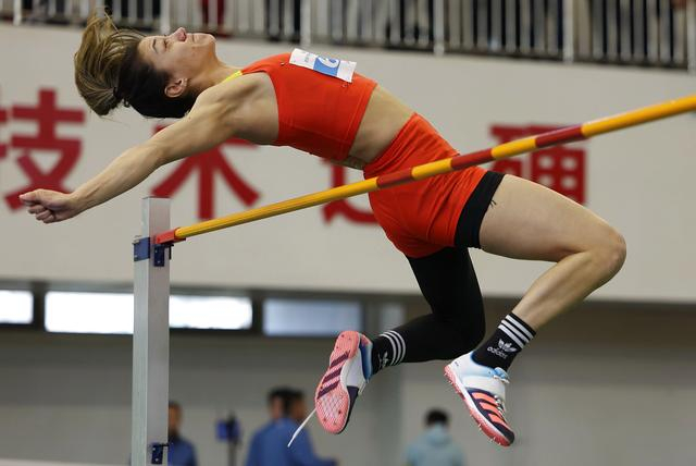 3月12日，山西选手郑妮娜力在女子跳高决赛中试跳。她以1米75的成绩获得并列第四名。新华社记者 廖宇杰 摄