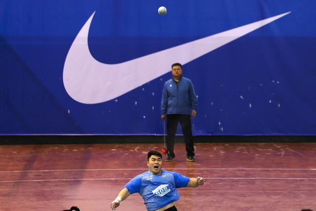 3月12日，山东选手邢家梁在男子铅球决赛中。他以19米17的成绩获得冠军。新华社记者 廖宇杰 摄