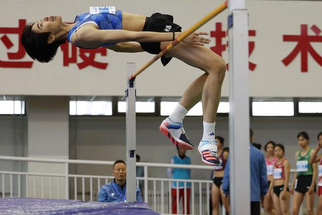 3月12日，新疆选手迪娜·奴尔兰在女子跳高决赛中试跳。她以1米84的成绩获得冠军。新华社记者 廖宇杰 摄
