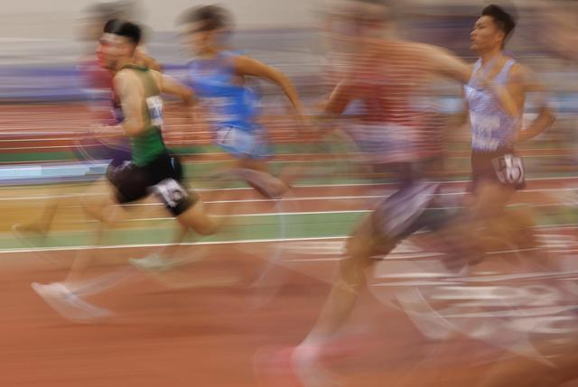 3月12日，江苏选手王鑫（左二）在男子60米预赛中。新华社记者 廖宇杰 摄