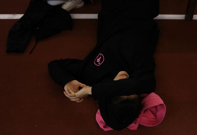 3月12日，山西选手郑妮娜力在女子跳高决赛中休息。她以1米75的成绩获得并列第四名。新华社记者 廖宇杰 摄