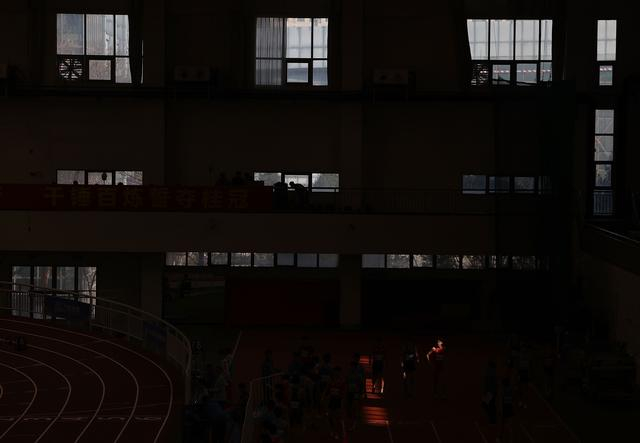 3月12日，天津选手赵明聪（右一）和其他选手在男子400米预赛前热身。新华社记者 廖宇杰 摄