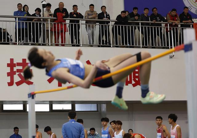 3月12日，山东选手张瑞琦在女子跳高决赛中试跳失误。她以1米70的成绩获得并列第八名。新华社记者 廖宇杰 摄