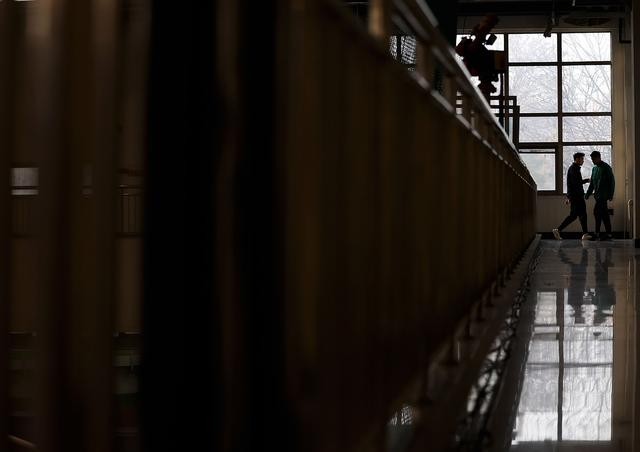 3月12日，浙江选手王彦博（左）与队友华梓惠在男子七项全能比赛前热身。新华社记者 廖宇杰 摄