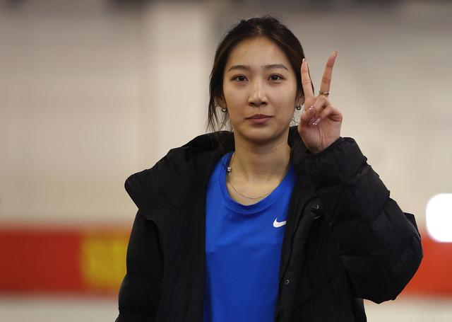 3月12日，山东选手张瑞琦在女子跳高决赛中比出胜利手势。她以1米70的成绩获得并列第八名。新华社记者 廖宇杰 摄