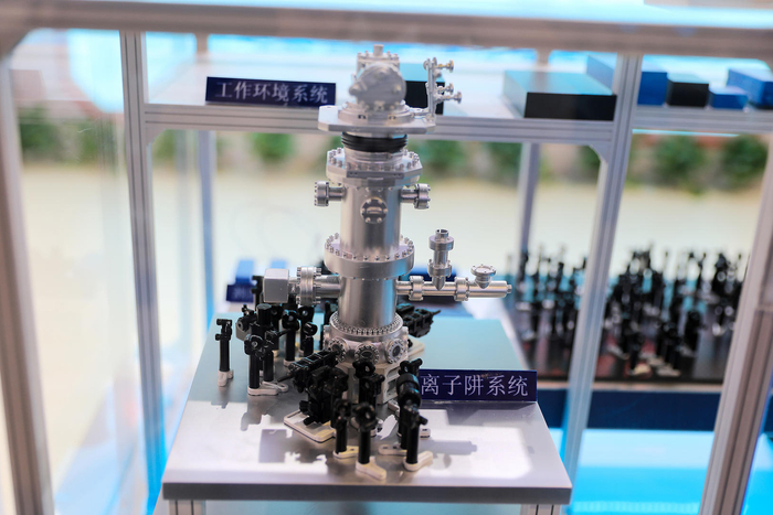 ▲2023年6月16日，第九届上交会，“天算1号”是国内首台模块化离子阱量子计算工程机。 图源/视觉中国