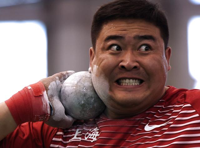 3月12日，上海选手陈小冬在男子铅球决赛中试投。他以17米02的成绩获得第11名。新华社记者 廖宇杰 摄