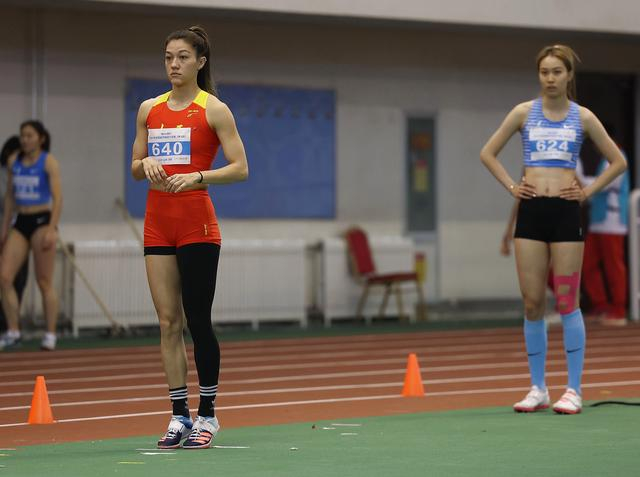 3月12日，山西选手郑妮娜力（左）在女子跳高决赛中准备试跳。她以1米75的成绩获得并列第四名。新华社记者 廖宇杰 摄